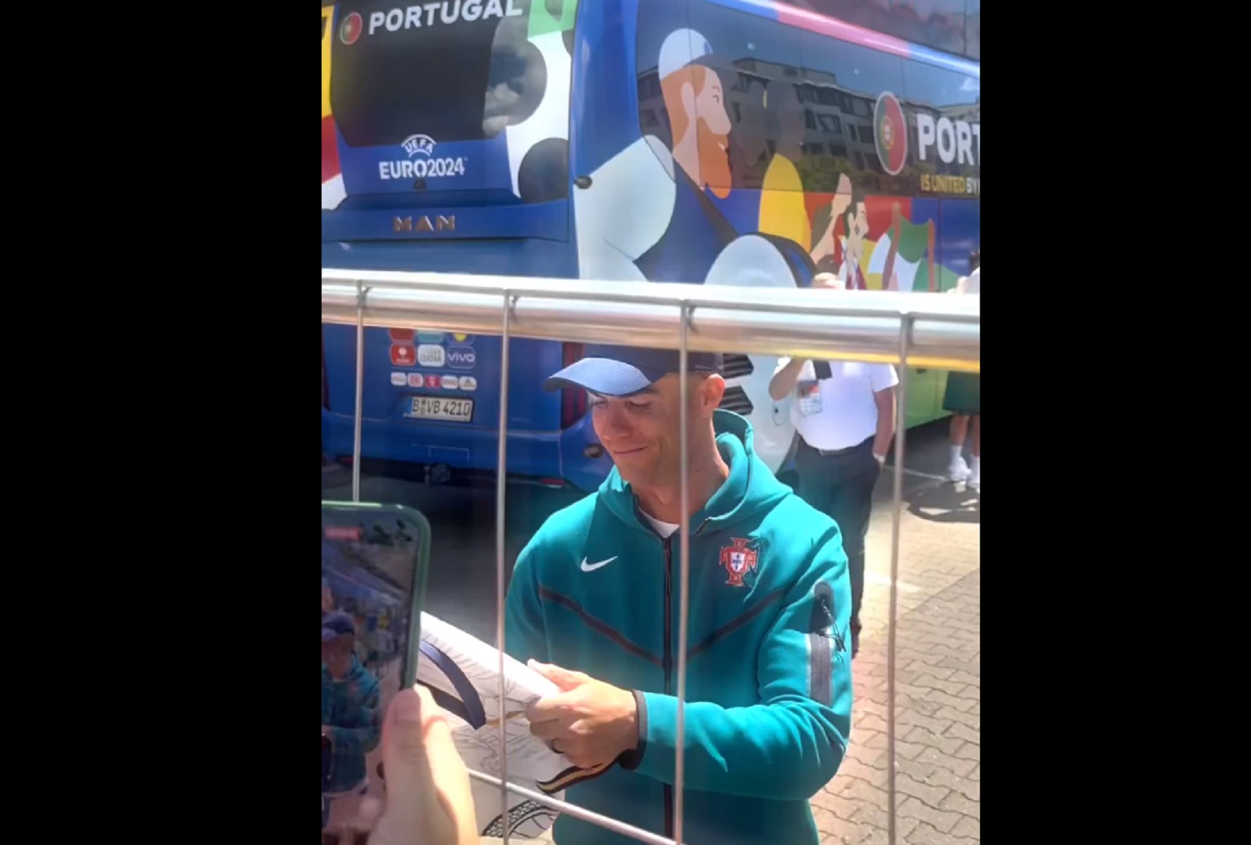 O Κριστιάνο υπέγραψε φανέλα της Ρεάλ και… έλιωσε από χαρά (vid)