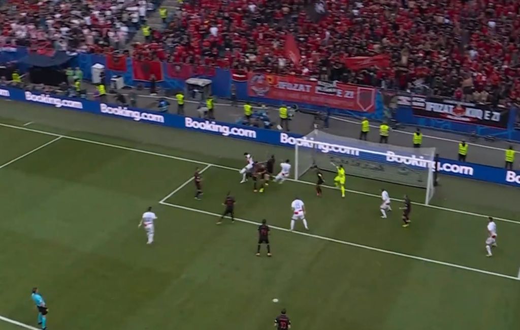 Ο Σούταλο από την μικρή περιοχή έστειλε την μπάλα… εκτός γηπέδου! (vid)