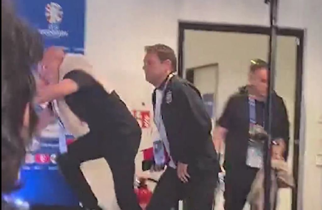 Ισπανία: Παραλίγο ατύχημα με Ντε Λα Φουέντε στη συνέντευξη Τύπου! (vid)