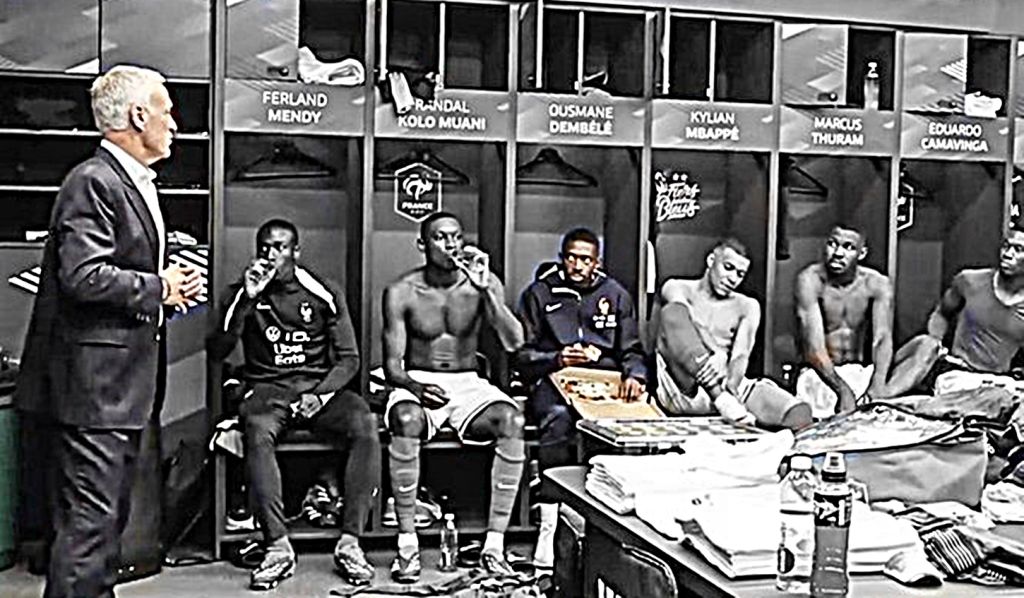 «Αχάμπαρος» ο Ντεμπελέ, έτρωγε πίτσα ενώ μιλούσε ο Ντεσάν στ’ αποδυτήρια! (pic)