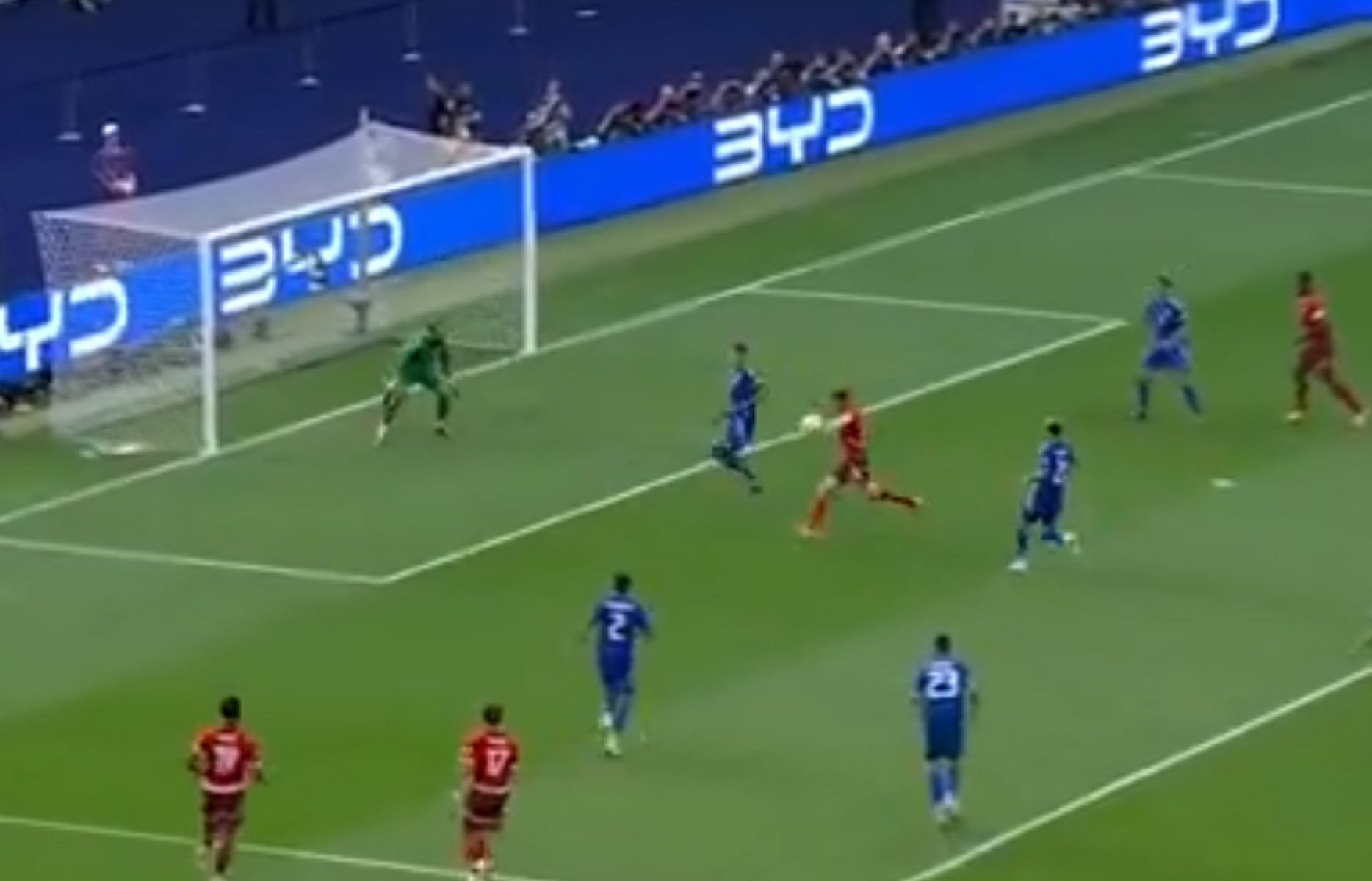 Ο Φρόλιερ εμβόλισε και κέρασε… gelato τους Ιταλούς (vid)