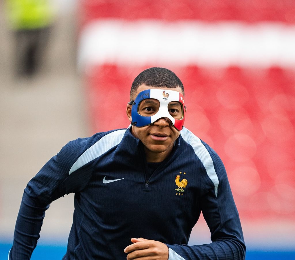 Η UEFA «έκοψε» την εκπληκτική μάσκα που ετοίμασε η Γαλλία στον Μπαπέ (pic)