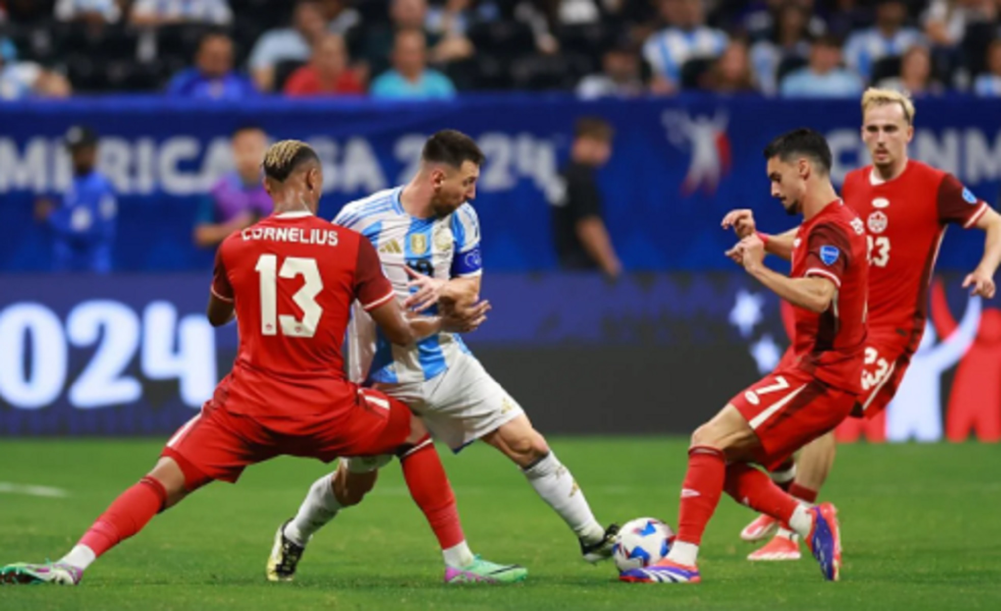 Ουρά οι παίκτες του Καναδά για τη φανέλα του Μέσι – Ένας ο τυχερός (vid)