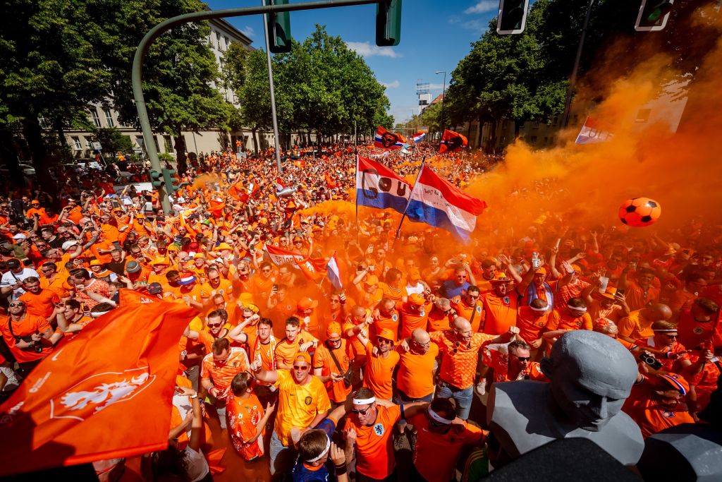EURO: Ανατρίχιασε όλη η Ευρώπη – Οι Ολλανδοί πέτυχαν την ΤΕΛΕΙΑ ατμόσφαιρα (vid)