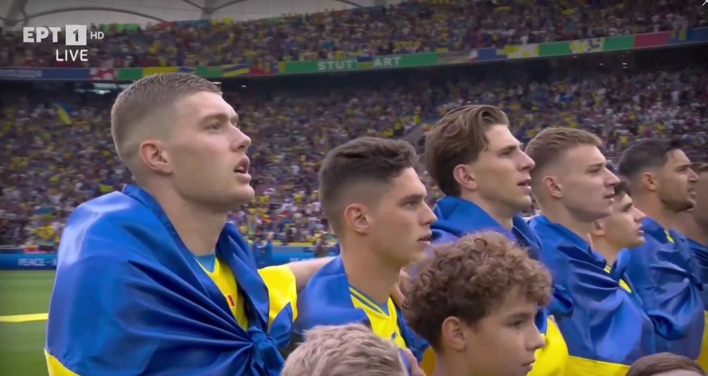 Ηχηρό μήνυμα από τους Ουκρανούς σε όλη την Ευρώπη: Με τις σημαίες στον εθνικό τους ύμνο! (vid)