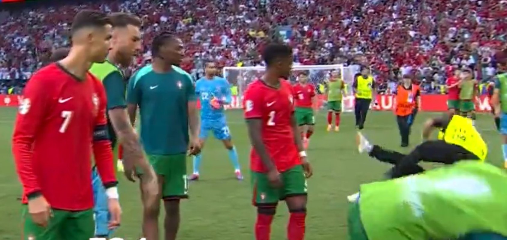 Σεκιουριτάς πήγε να διαλύσει την καριέρα του Ράμος – Έμεινε… «άγαλμα» ο Κριστιάνο! (vid)