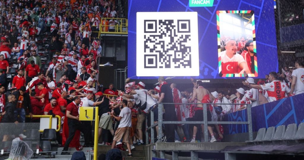 Τουρκία – Γεωργία: Βρέχει… «καρέκλες» και ξύλο στο γήπεδο – Αδιανόητες εικόνες (vid)