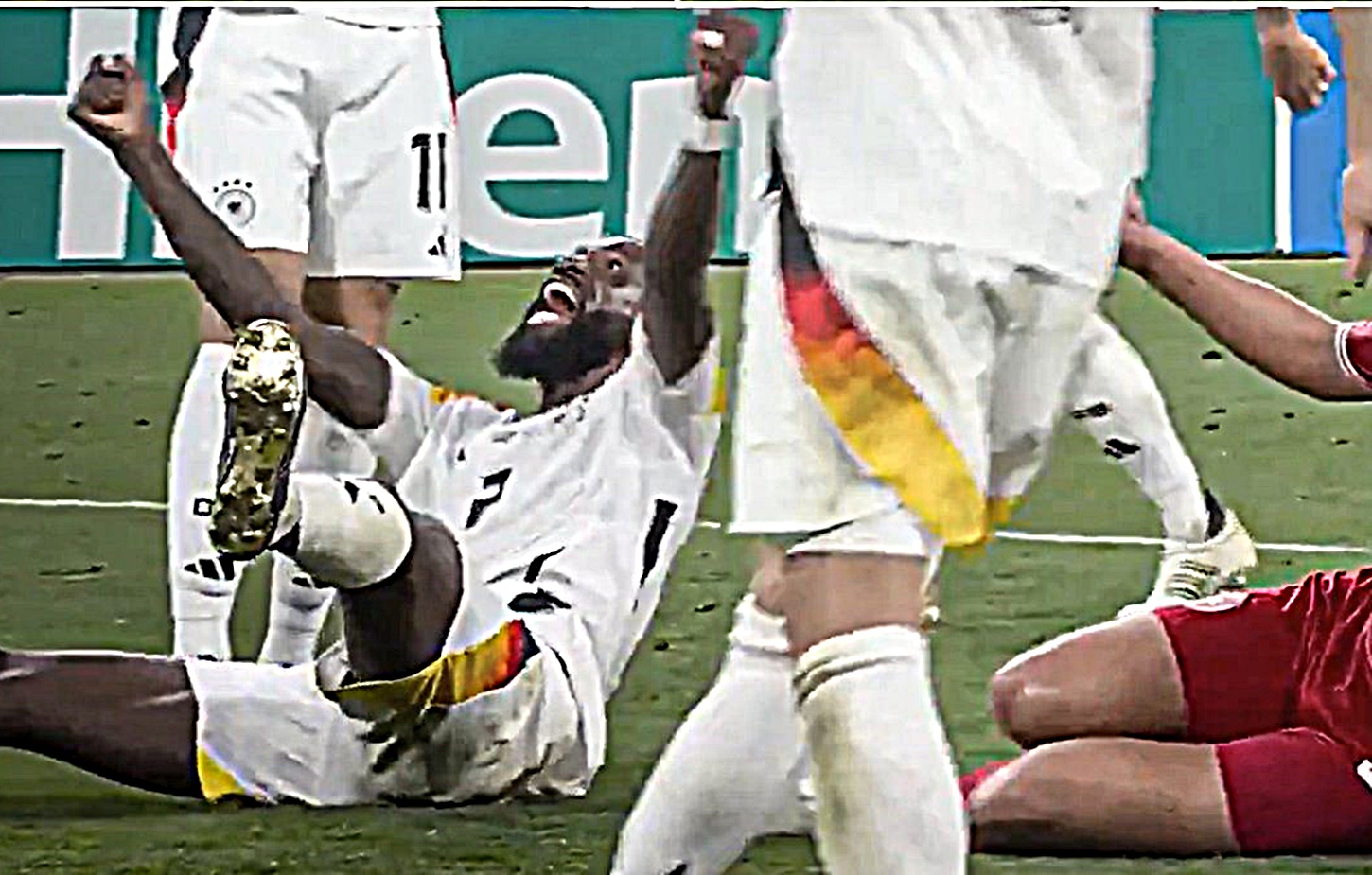 Σαν γκολ πανηγύρισε μια προβολή ο Ρούντιγκερ! (vid)