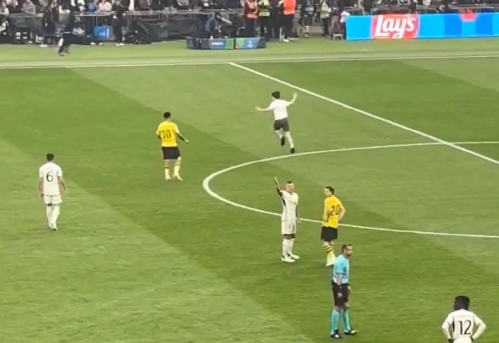 Champions League: Ο Κριστιάνο λείπει αλλά είναι… εδώ – Siuu οπαδού στο χορτάρι του Γουέμπλεϊ (vid)