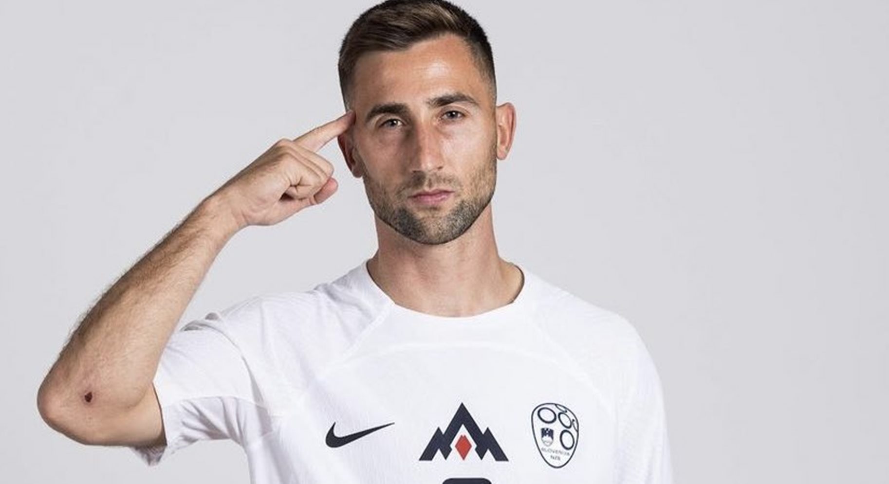 «Είναι ο χειρότερος φορ που έχω δει ποτέ»: Όλοι στο Euro γελάνε με τα χάλια του Σπόραρ! (pic/vids)