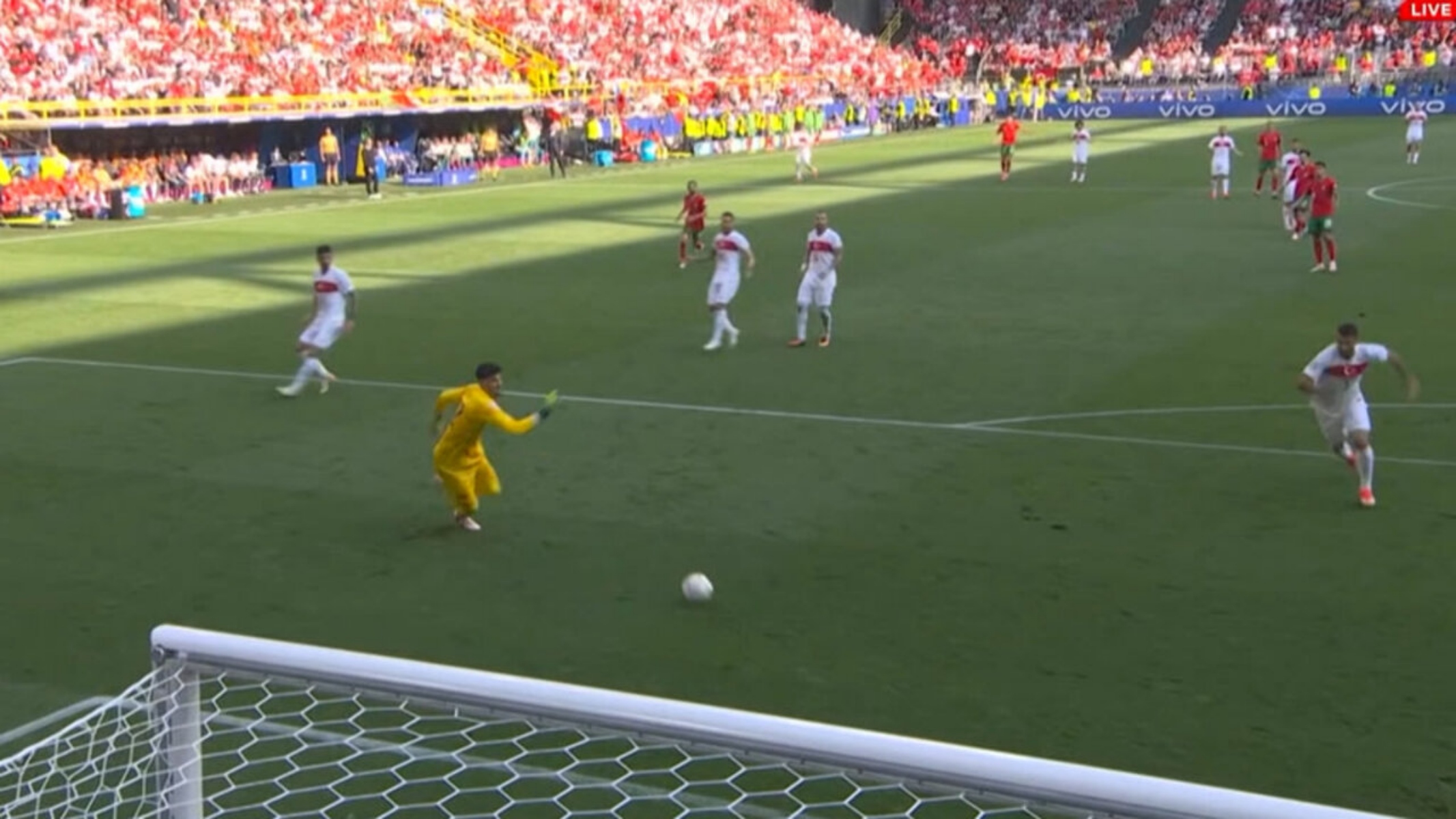 Μοντέλα για το αυτογκόλ της Τουρκίας: «Μπορεί να συμβεί στο ποδόσφαιρο»!