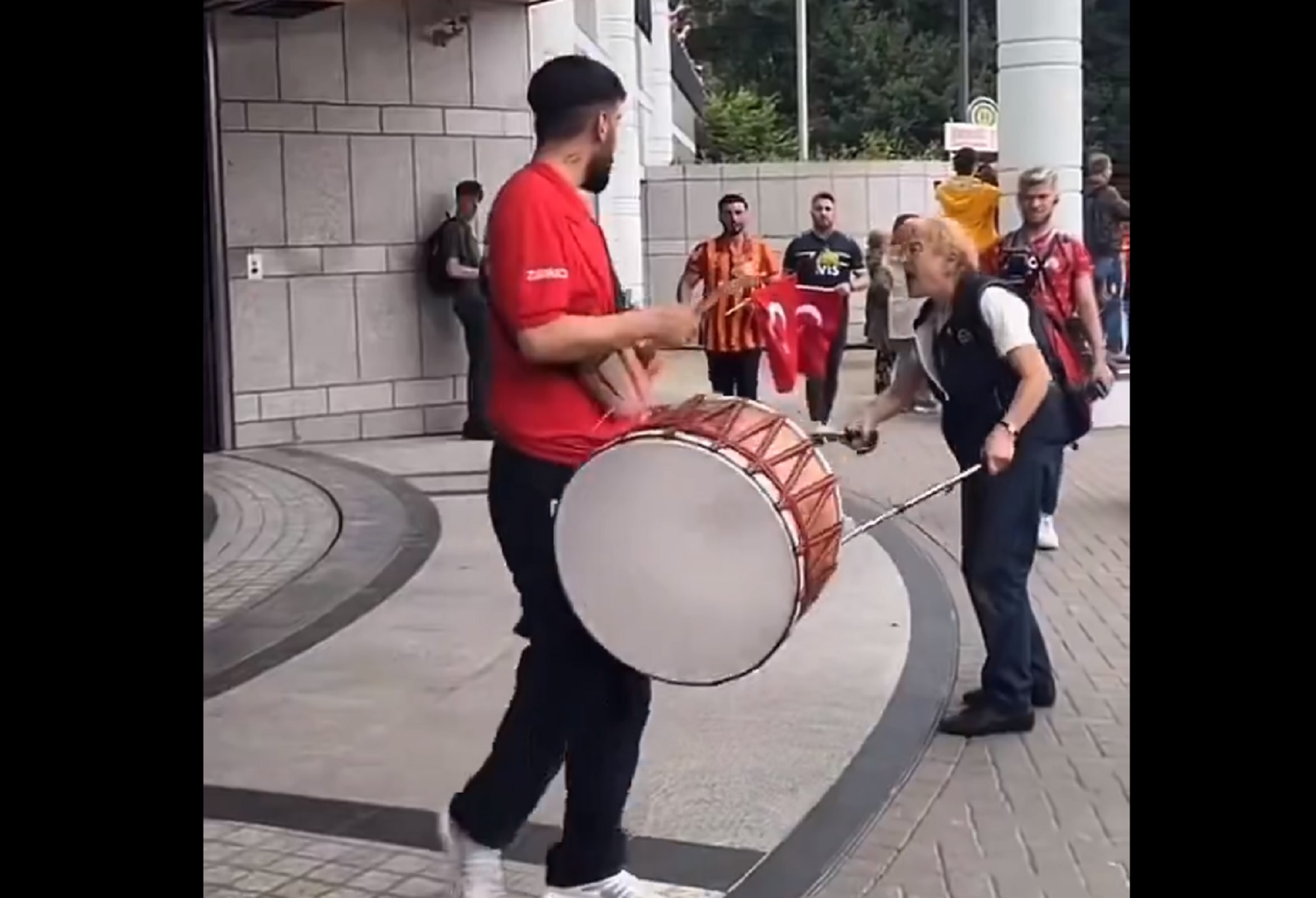 EURO2024: Ηλικιωμένη Γερμανίδα έχει έξαλλη με τα τύμπανα των Τούρκων στους δρόμους (vid)