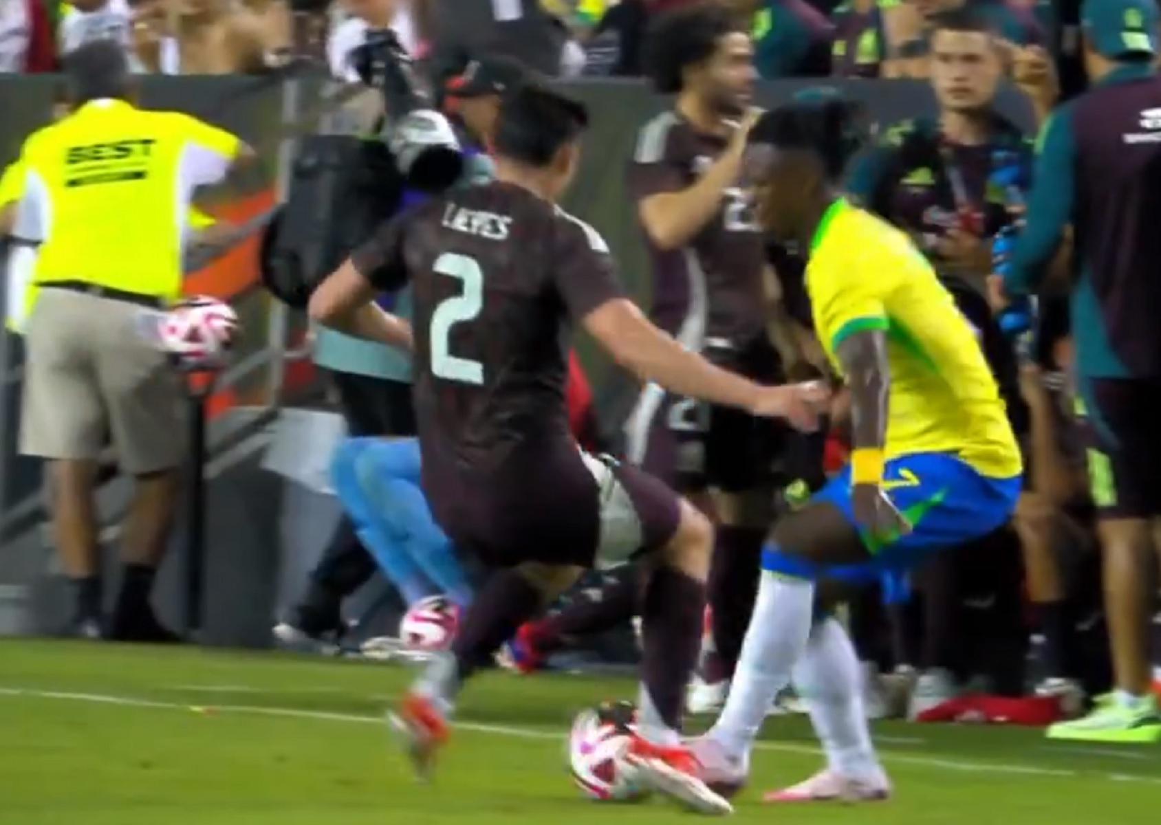 Βινίσιους Τζούνιορ, ο μετρ της… σακούλας – Το μαγικό «τούνελ» σε παίκτη του Μεξικό (vid)