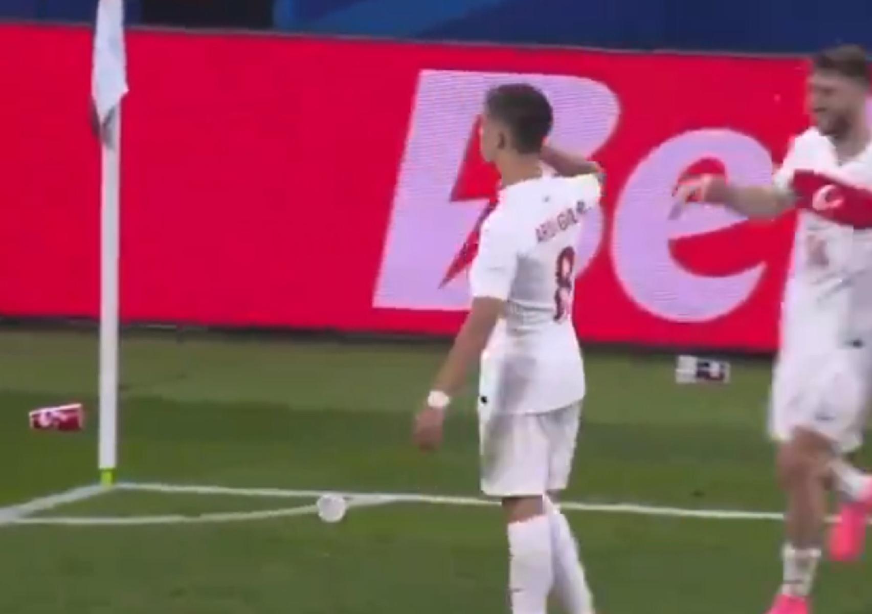 Ο προκλητικός πανηγυρισμός του Γκιουλέρ στο γκολ του Ντεμιράλ (vid)