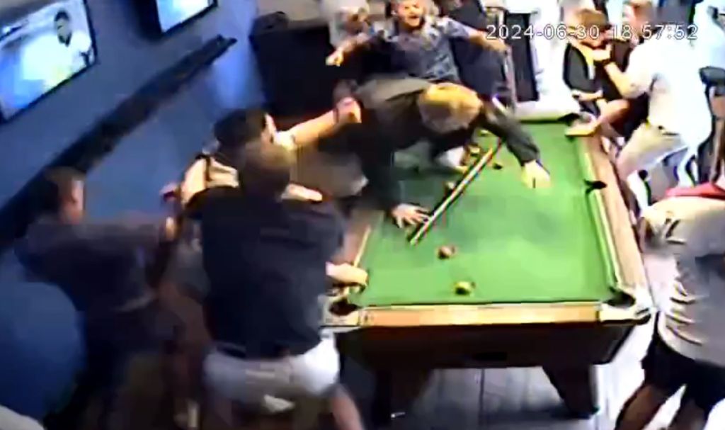 Άγγλοι οπαδοί… διέλυσαν μπιλιαρδάδικο στο γκολ του Μπέλιγχαμ (vid)