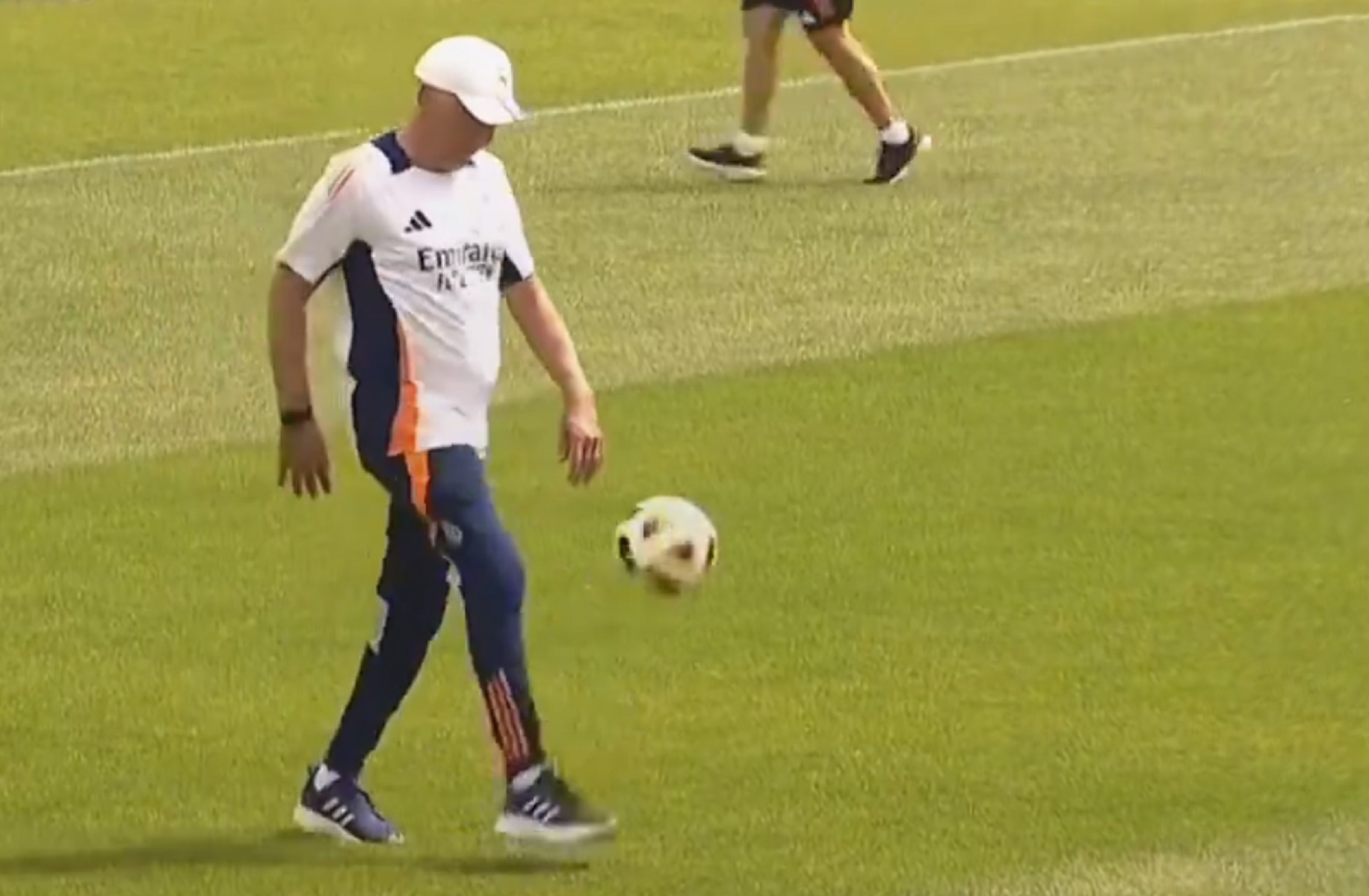 «Μιλάει» στη μπάλα ο αγέραστος Κάρλο Αντσελότι (vid)