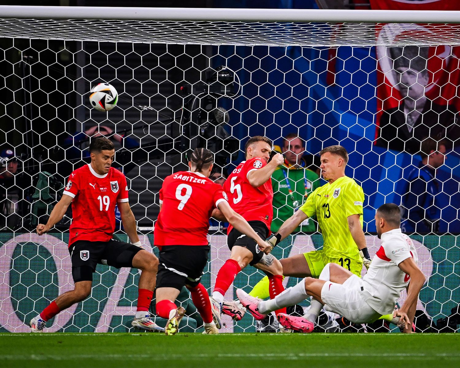 Πήρε… φωτιά η Λειψία – Γκολ με τη σέντρα οι Τούρκοι (vid)