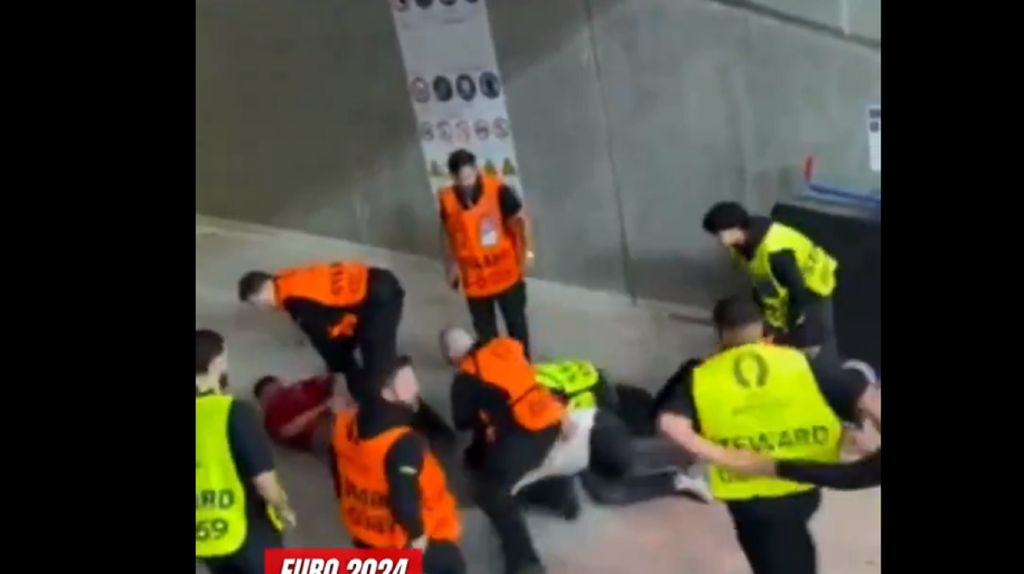 EURO2024: Άνθρωποι της ασφάλειας χτυπούν αλύπητα οπαδούς (vid)