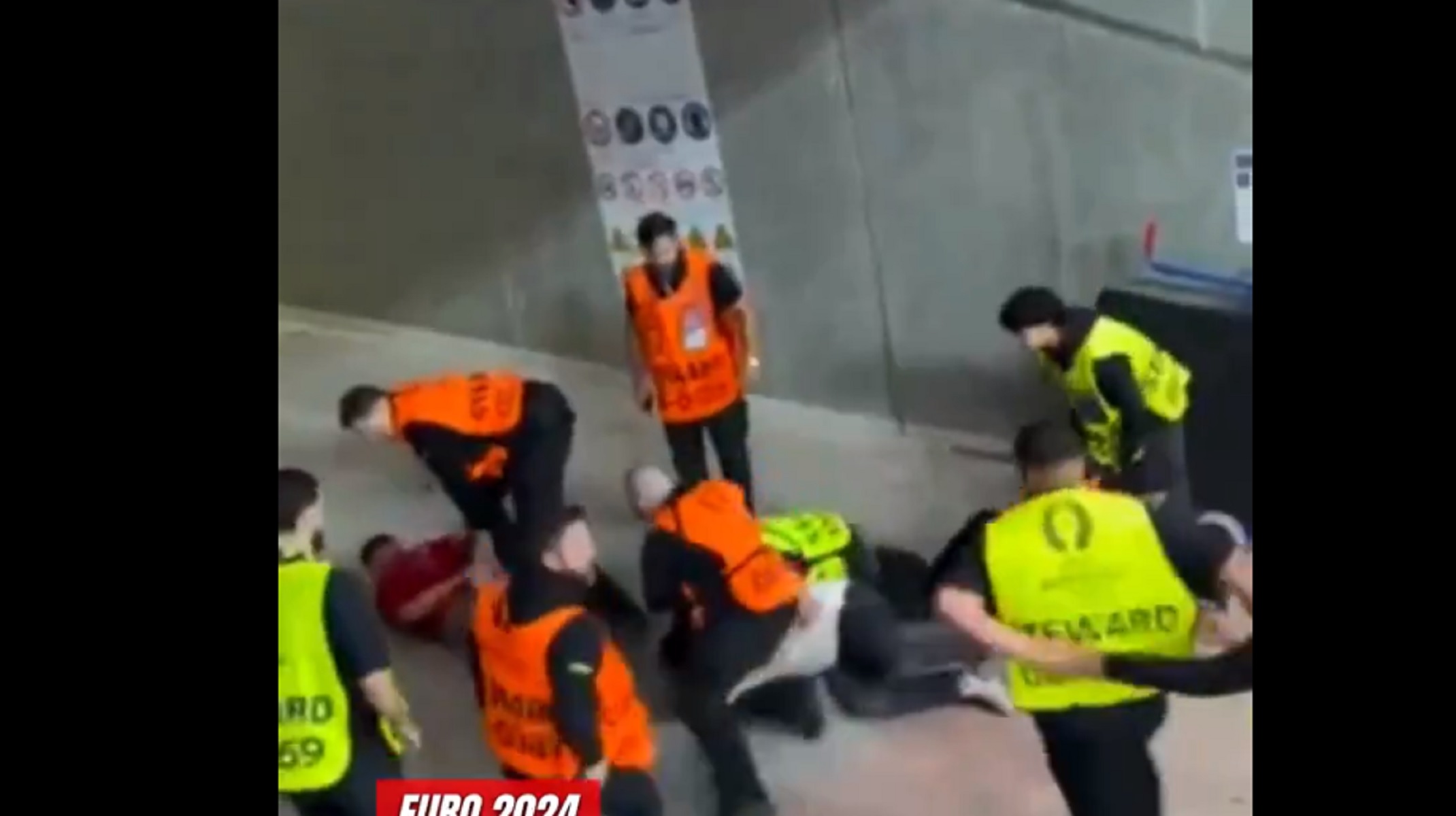 EURO2024: Άνθρωποι της ασφάλειας χτυπούν αλύπητα οπαδούς (vid)