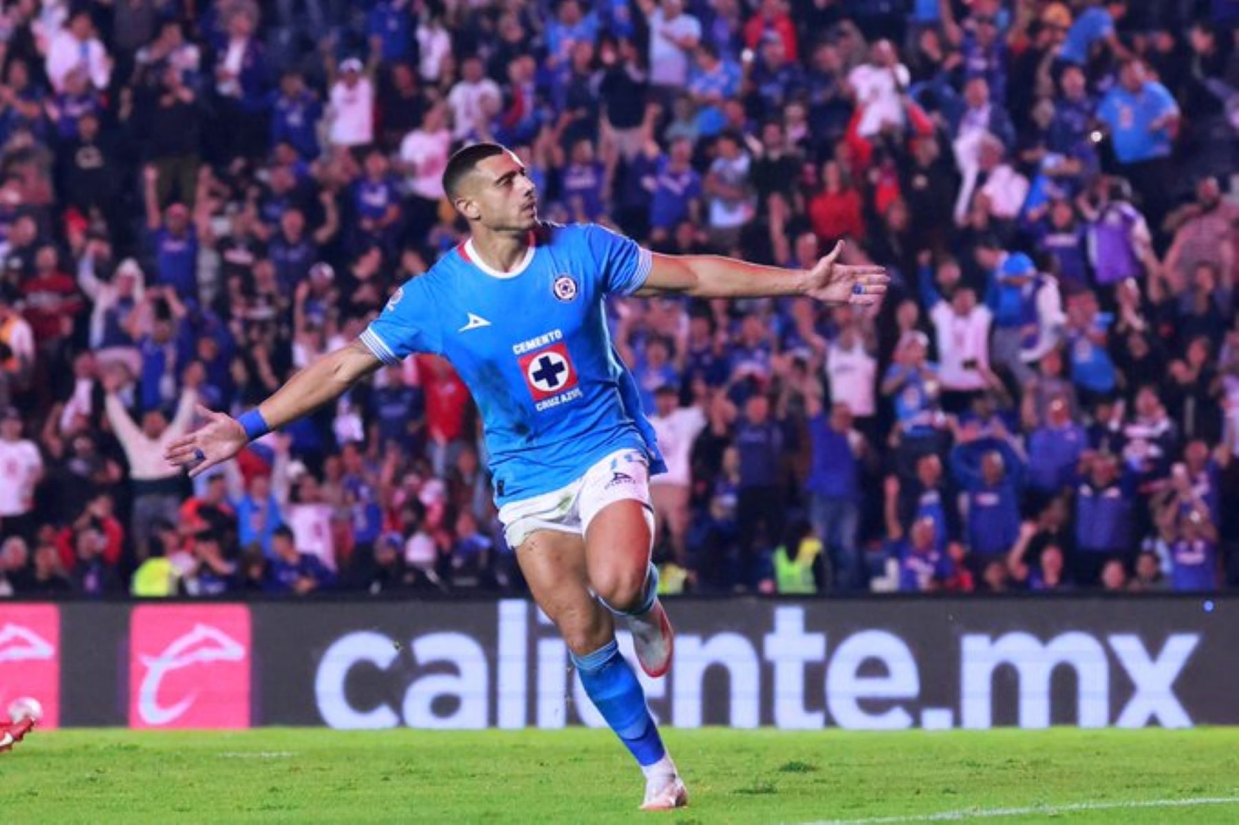 Mαγικό πρωτοσέλιδο της RECORD για Γιακουμάκη – Ο βασιλιάς στον θρόνο του (pic)