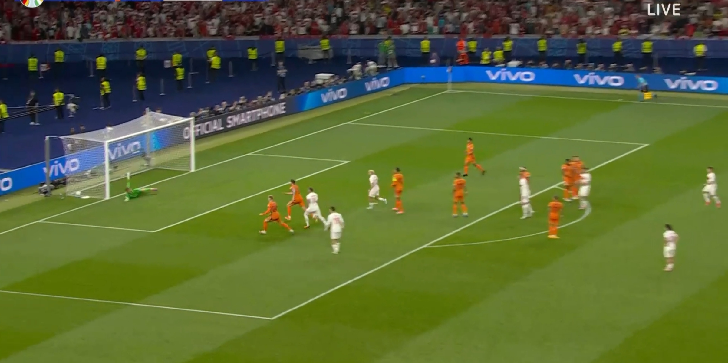 Στο δοκάρι το φάουλ του Γκιουλέρ! (vid)