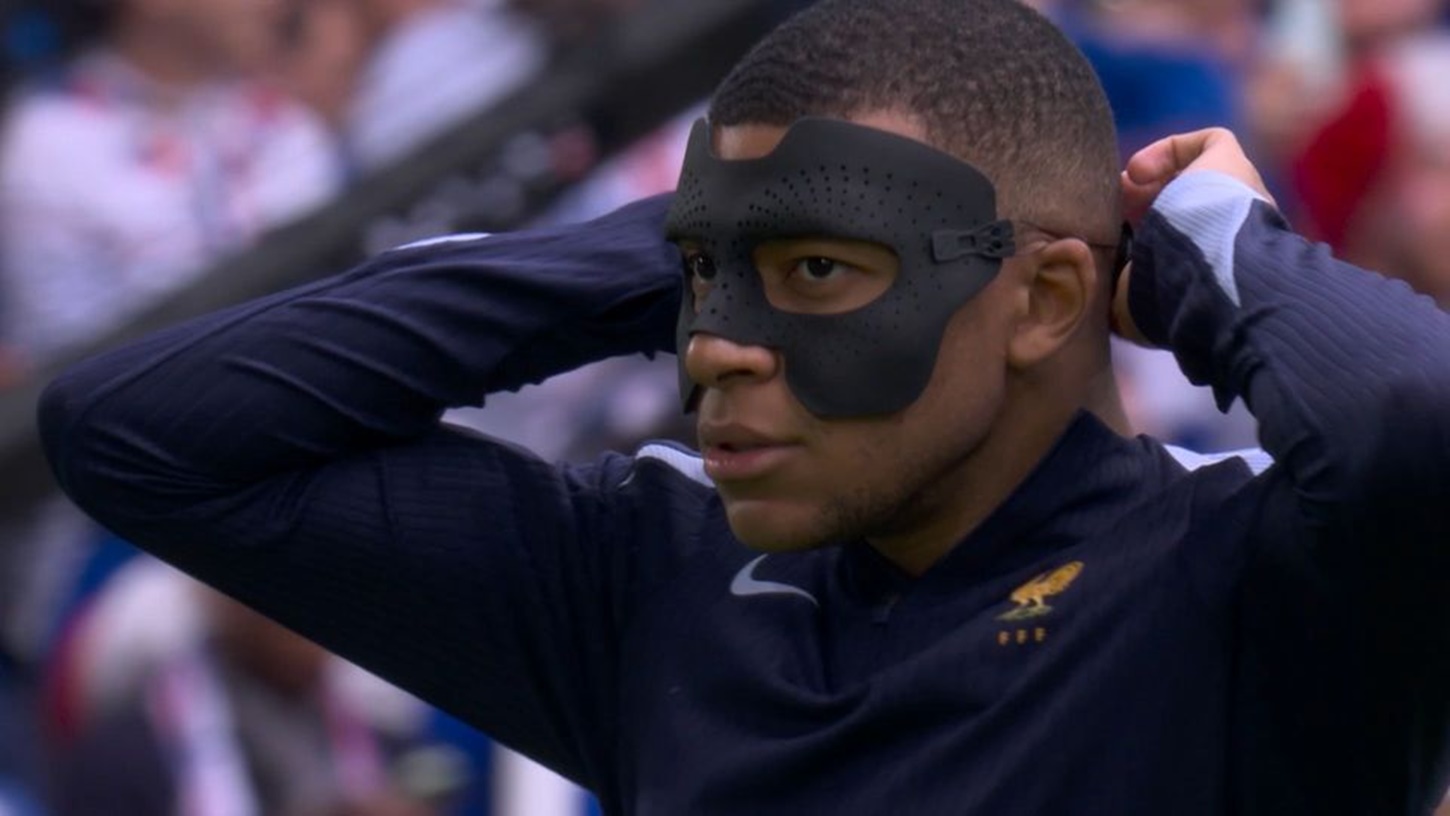 Σαν σούπερ ήρωας ο Μπαπέ με τη νέα του μάσκα (vid)