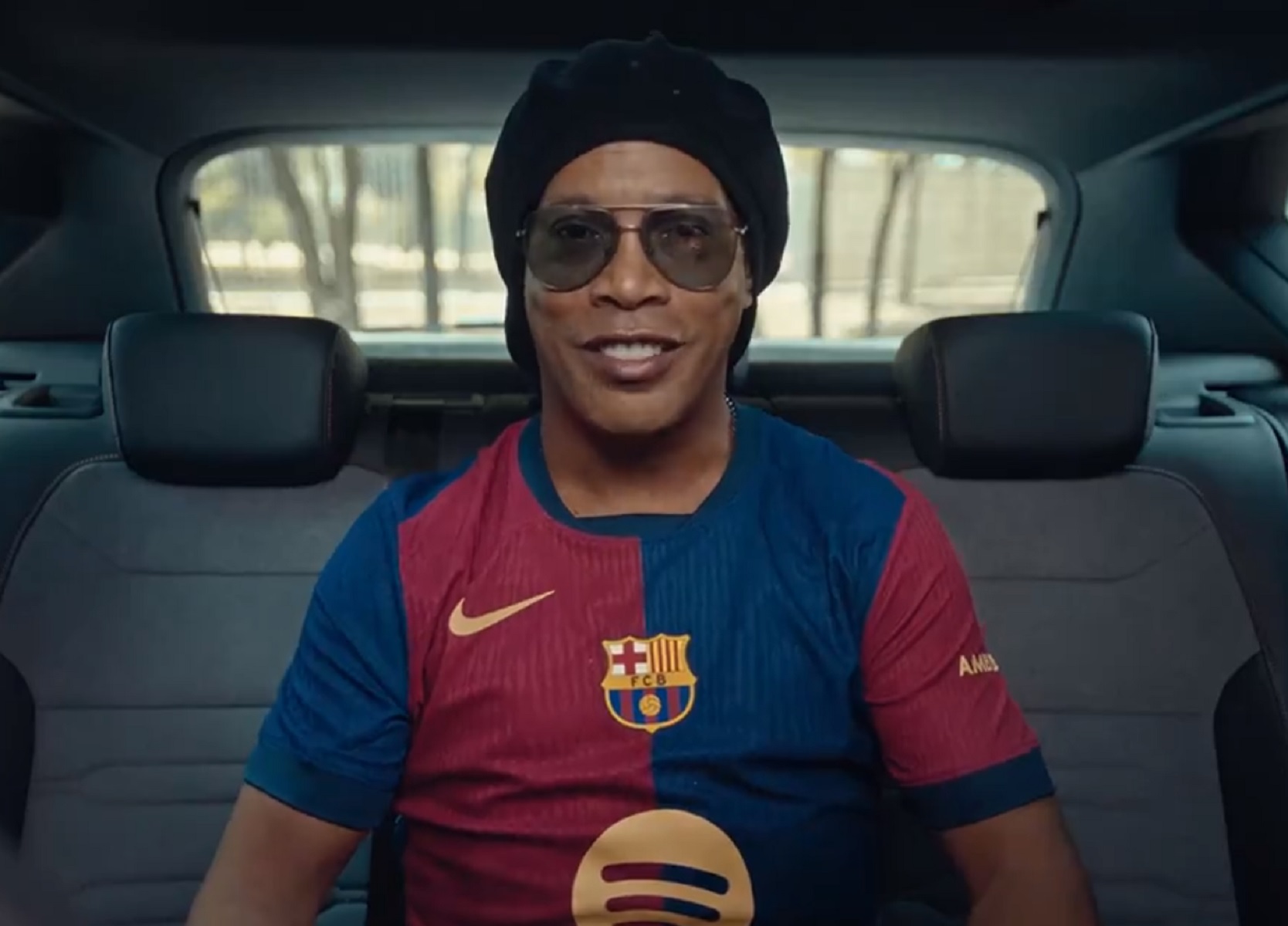 Ροναλντίνιο και Ινιέστα στο σποτάκι για τη νέα φανέλα της Μπαρτσελόνα (vid)