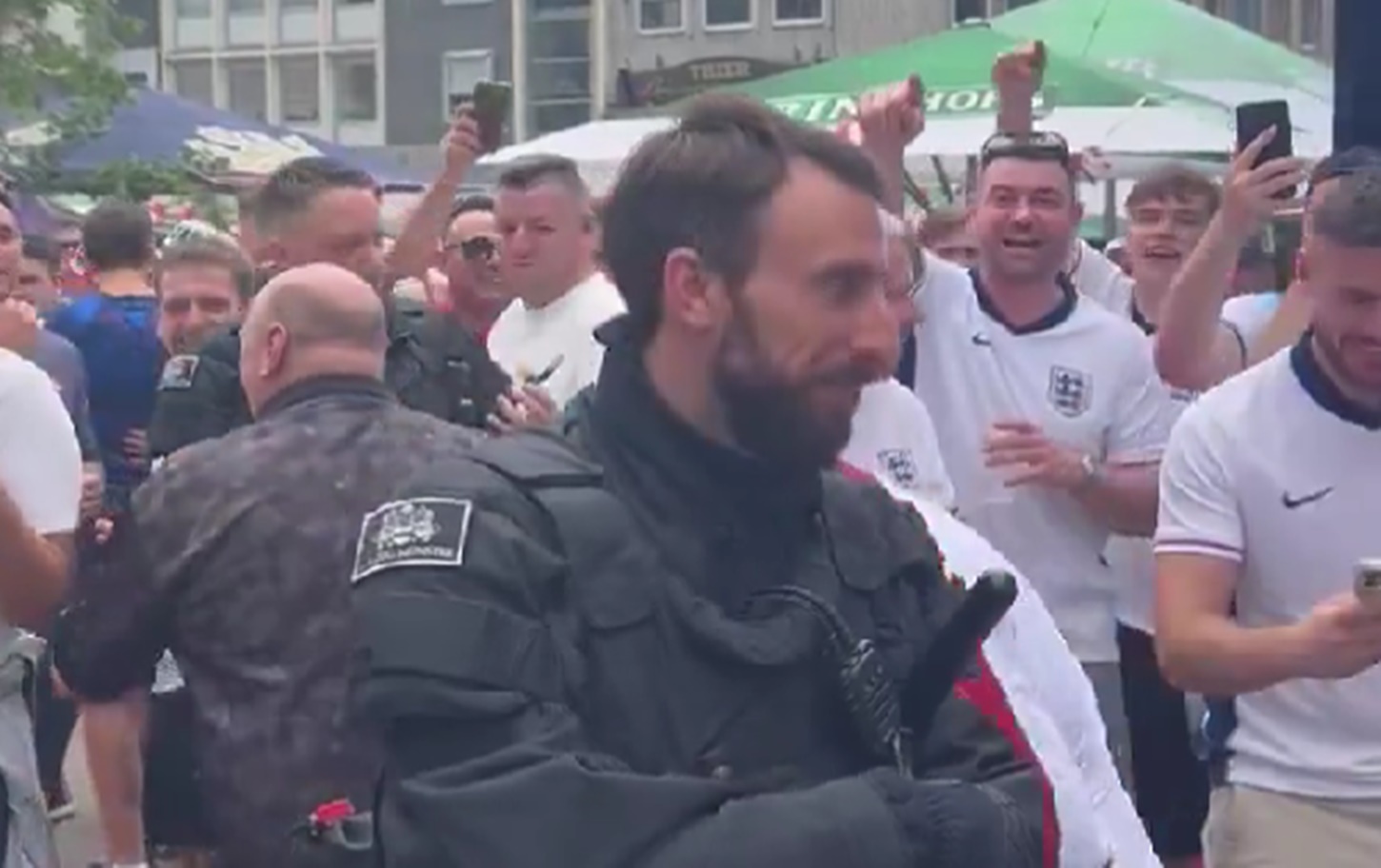 Τρελάθηκαν οι Άγγλοι με αστυνομικό… σωσία του Σάουθγκεϊτ! (vid)