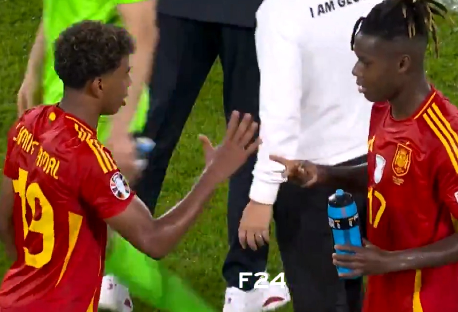 Έπος: Γιαμάλ και Γουίλιαμς παίζουν «πέτρα – ψαλίδι- χαρτί» για ένα μπουκάλι νερό (vid)