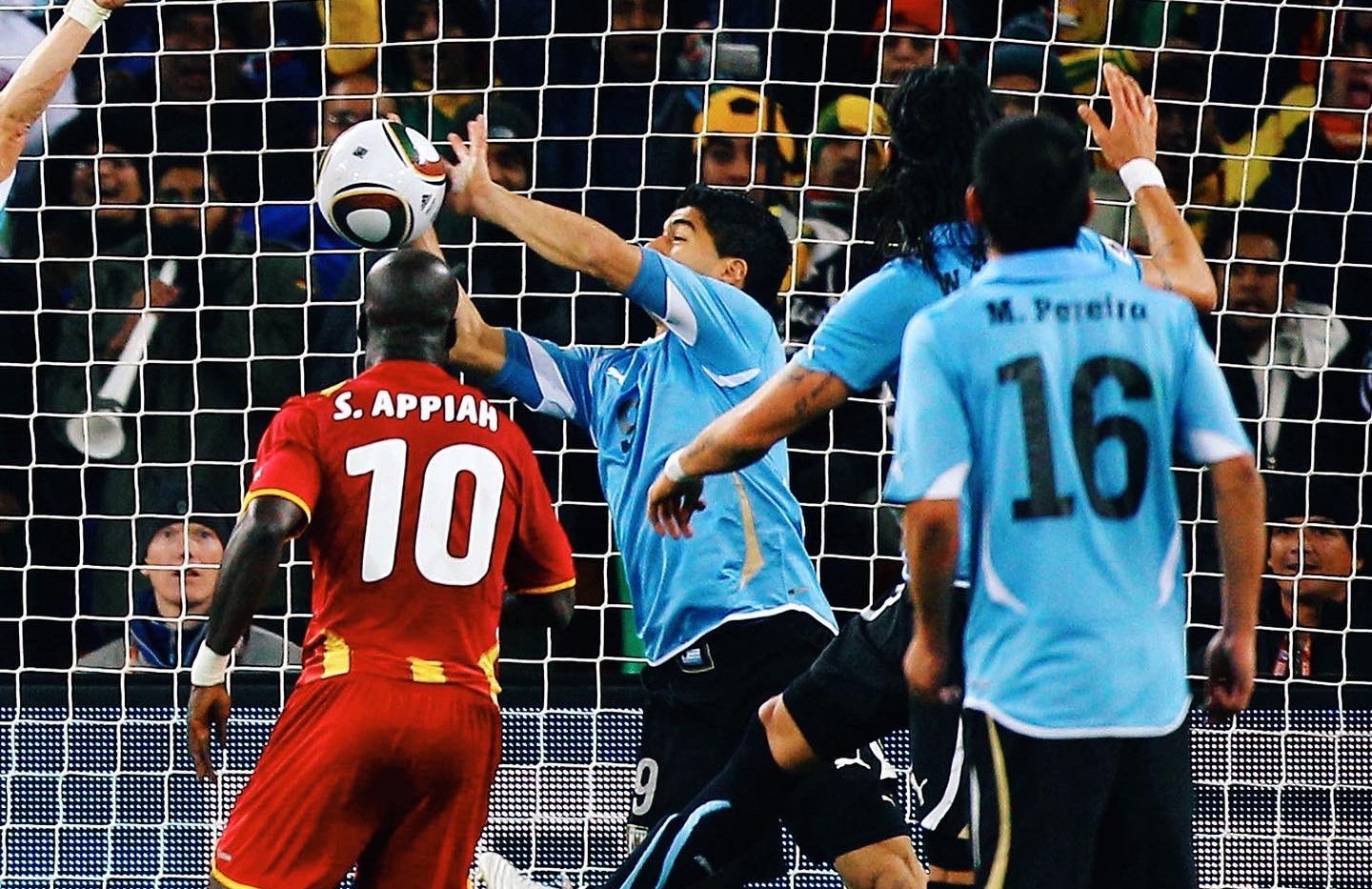 Όταν ο Σουάρες «θυσιάστηκε» στον βωμό της πρόκρισης της Ουρουγουάης! (vid)