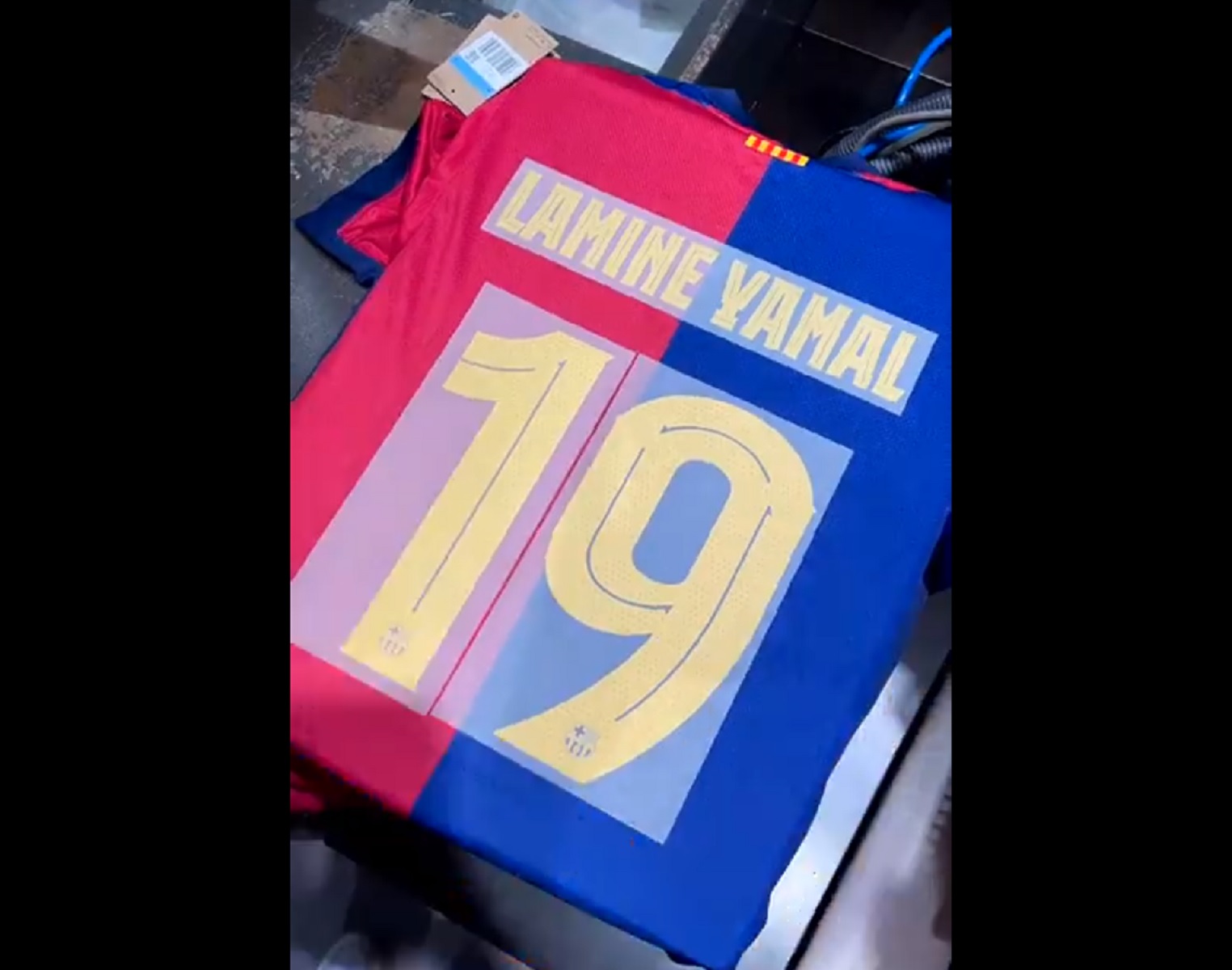 Τυπώθηκε η νέα φανέλα του Γιαμάλ – Τρίβουν τα χέρια τους στην Μπαρτσελόνα (vid)