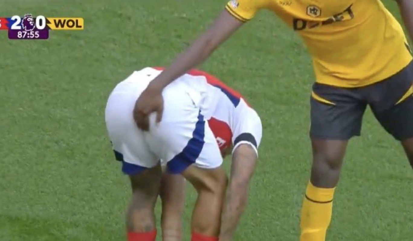 Ξεφτίλα και ντροπή – Παίκτης της Γουλβς έπιασε τον πισινό του Ζεσούς και έγινε χαμός (vid)