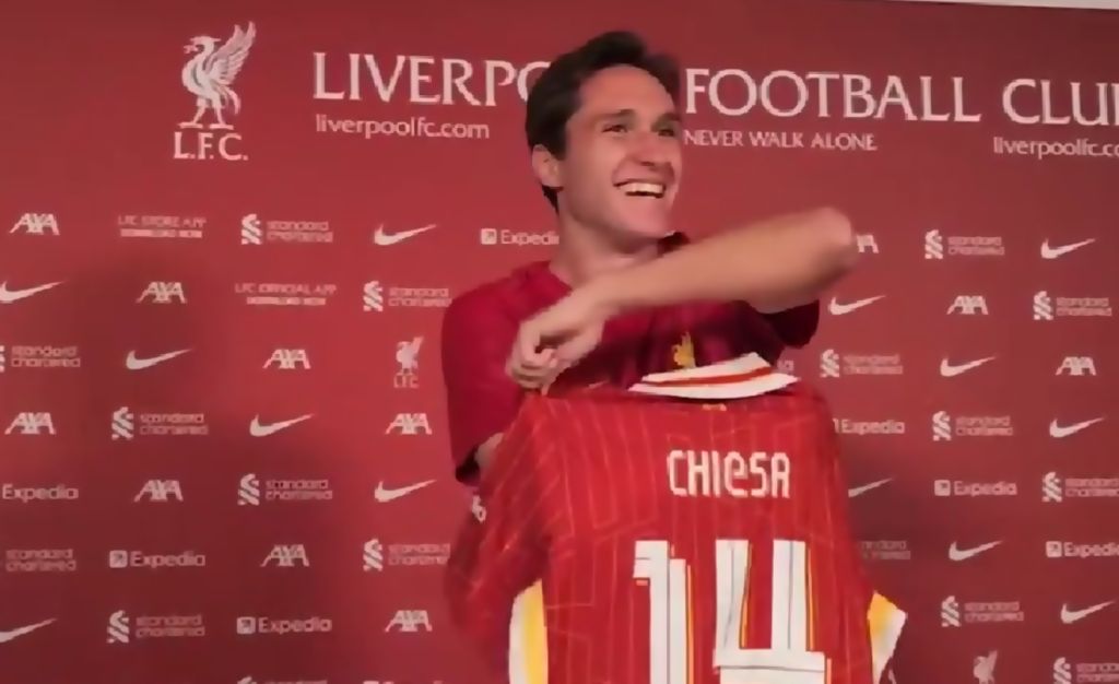 Σαν… παιδάκι έκανε ο Κιέζα με τη φανέλα της Λίβερπουλ (vid)