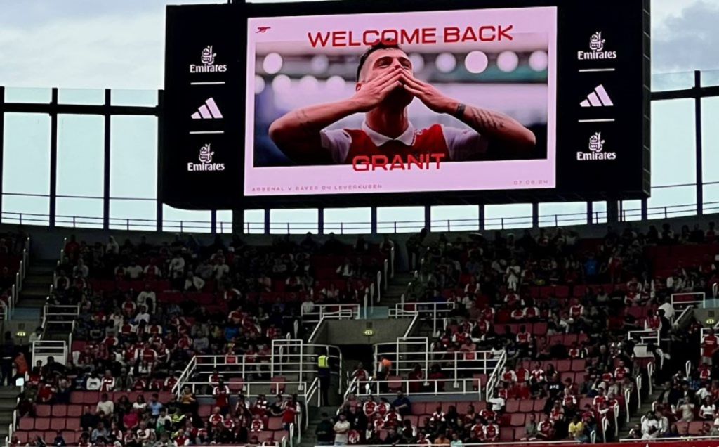 Ανατριχιαστική στιγμή – Το Εmirates και η Άρσεναλ… υποκλίθηκαν στον Τζάκα (vid)