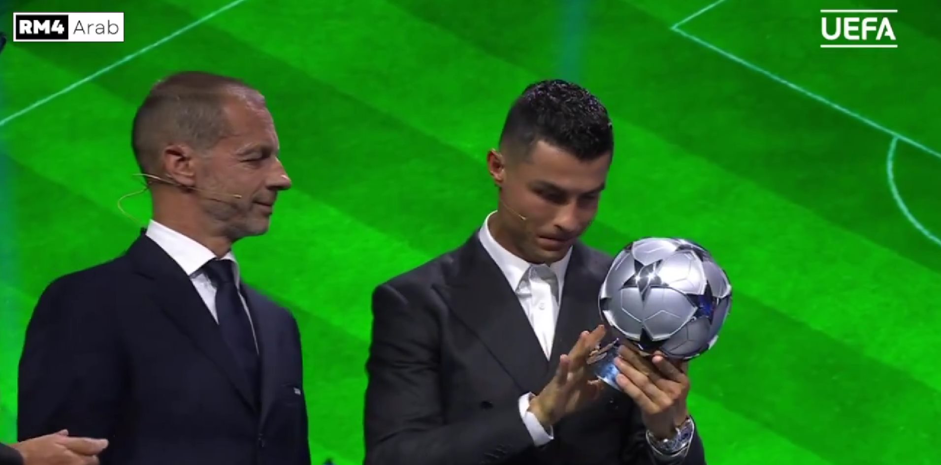 Είχε κέφια ο Κριστιάνο και το έδειξε: Προσέχει σαν τα μάτια του το νέο του βραβείο! (vid)