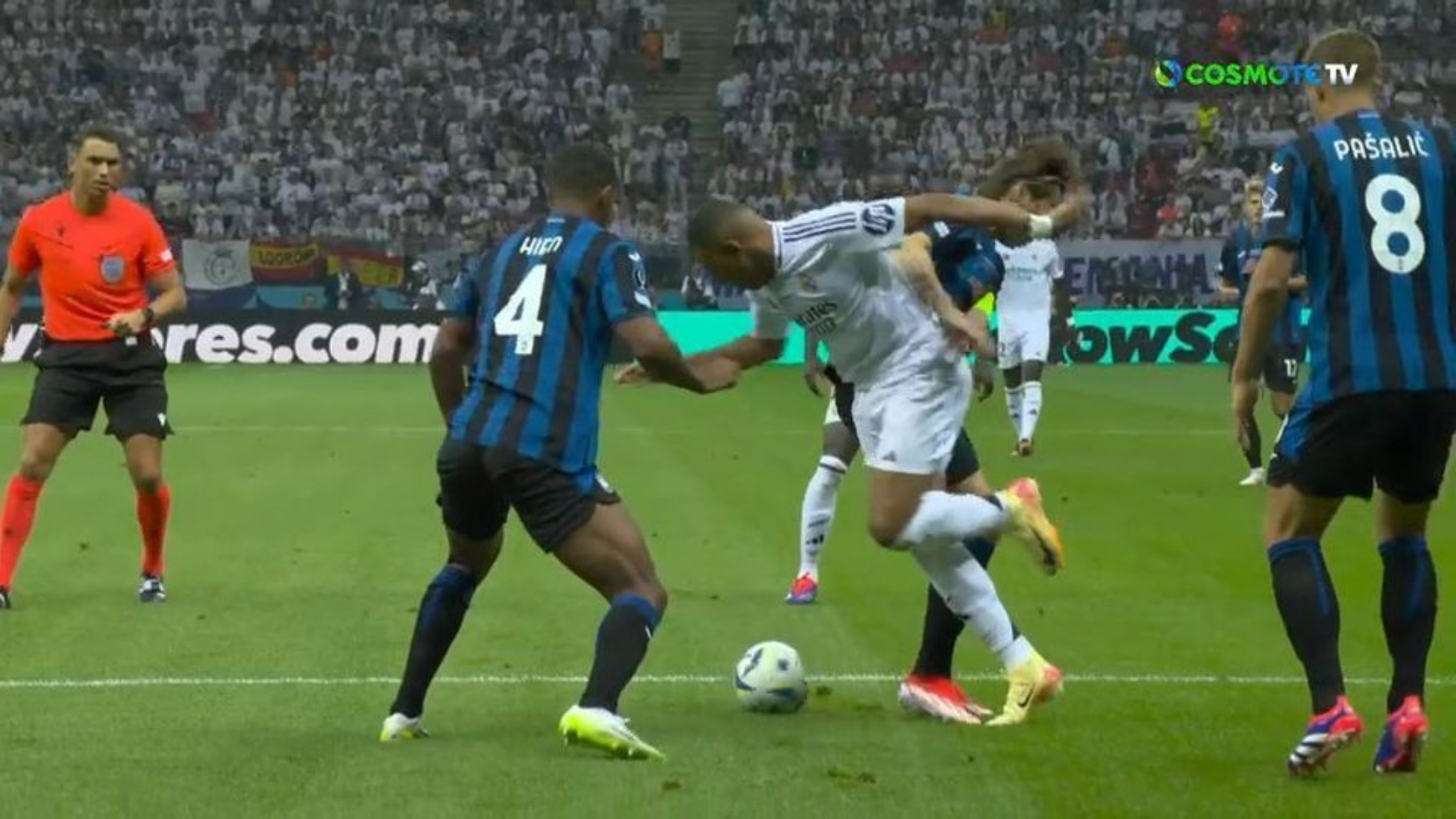 Ο Μπαπέ… μάγεψε με το «καλημέρα» με τη φανέλα της Ρεάλ – Έκανε τακουνάκι και ποδιά (vid)