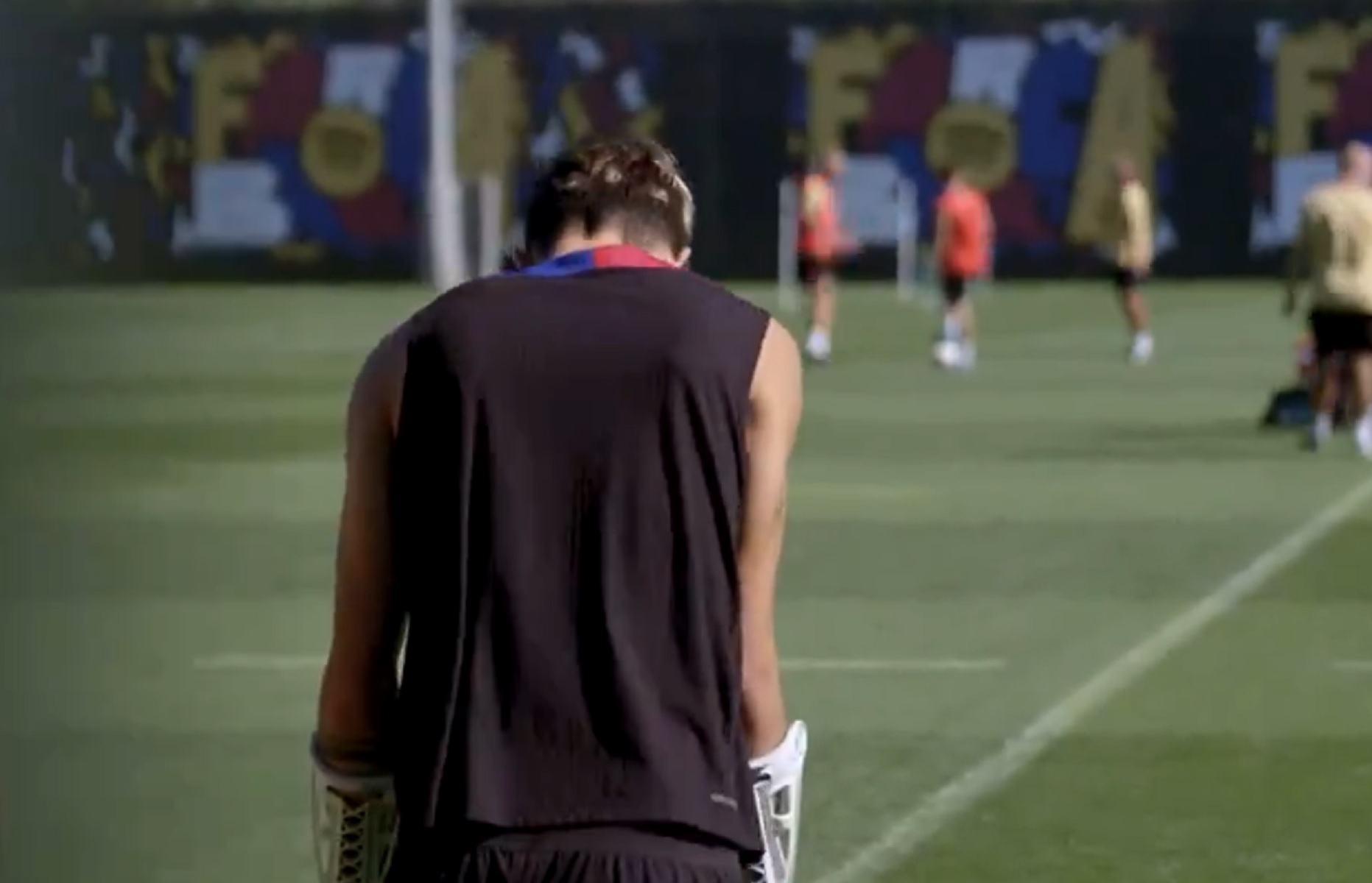 Συγκινημένος ο Μπερνάλ: Πήγε με πατερίτσες στην προπόνηση της Μπαρτσελόνα (vid)