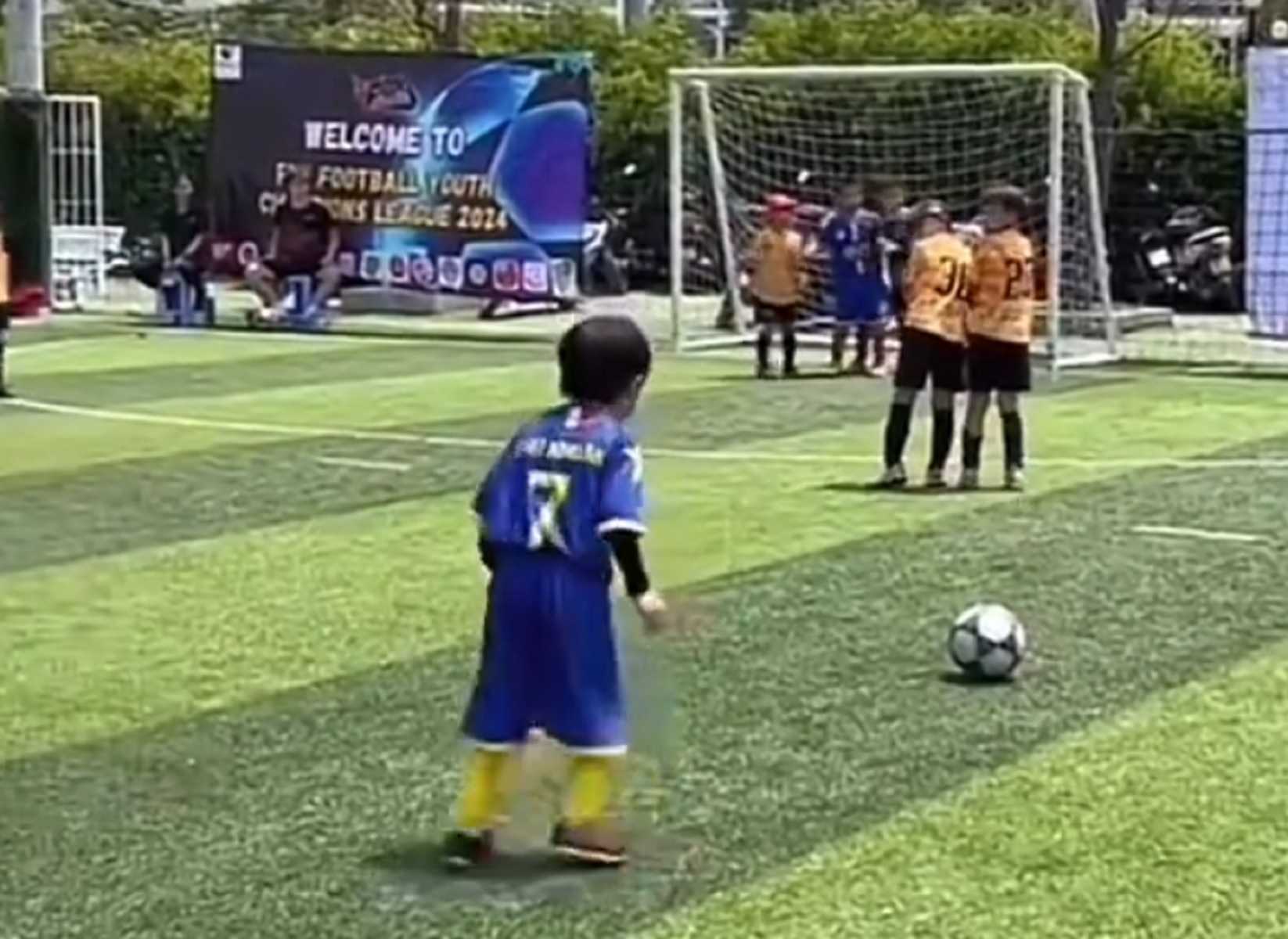 6χρονος Ιάπωνας σκοράρει με φαουλάρα και πανηγυρίζει α λα Κριστιάνο (vid)