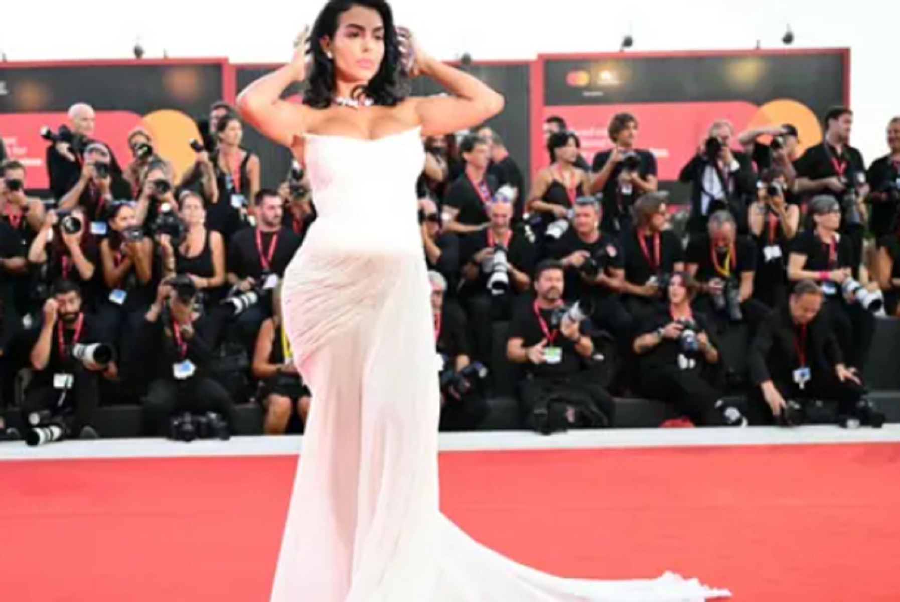 Οι Ιταλοί… γονάτισαν στη θεά Τζεορτζίνα Ροντρίγκεζ (pics)