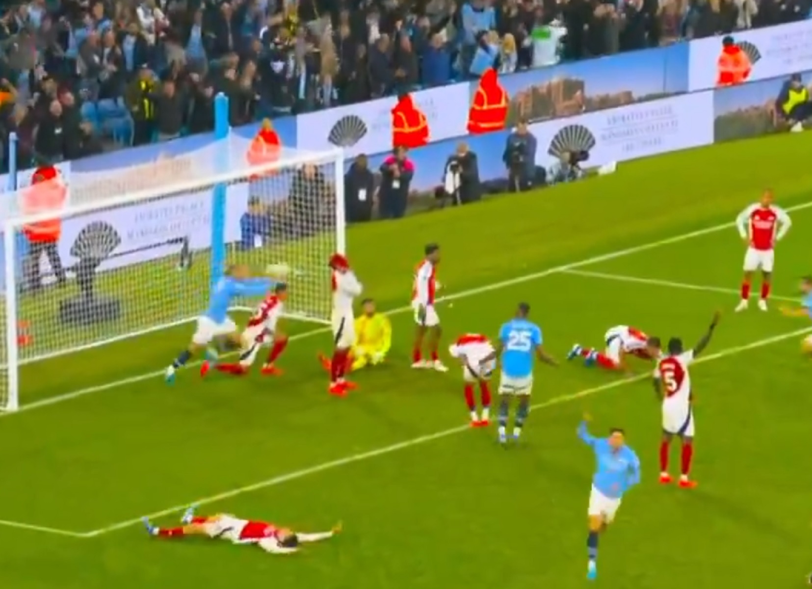 Ανεκδιήγητος Χάαλαντ στο 2-2 της Σίτι, έριξε τη μπάλα στο κεφάλι παίκτη της Άρσεναλ (vid)