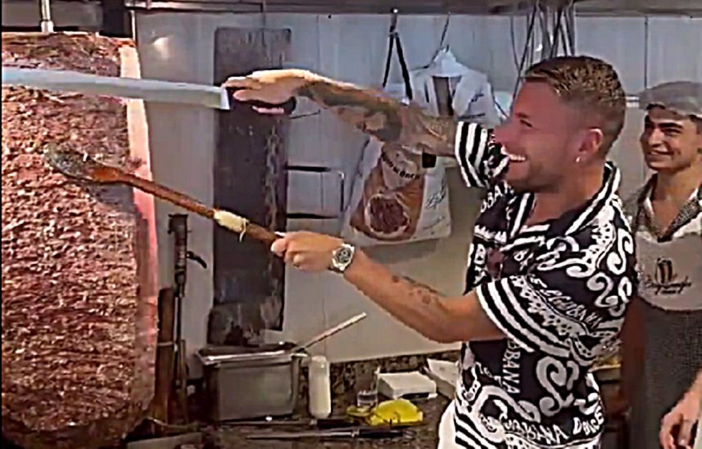 Έγινε… σουβλατζής στην Τουρκία ο Ιμόμπιλε (vid)