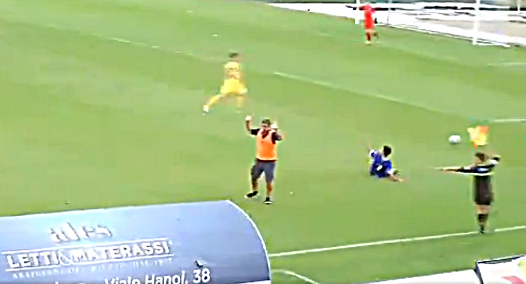 Προπονητής στην Ιταλία «κλάδεψε» κανονικότατα αντίπαλο ποδοσφαιριστή! (vid)