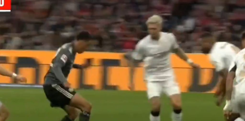 «Κόλλησε» την μπάλα ο Μουζιάλα και… ξεχαρβάλωσε για πλάκα την άμυνα της Λεβερκούζεν! (vid)