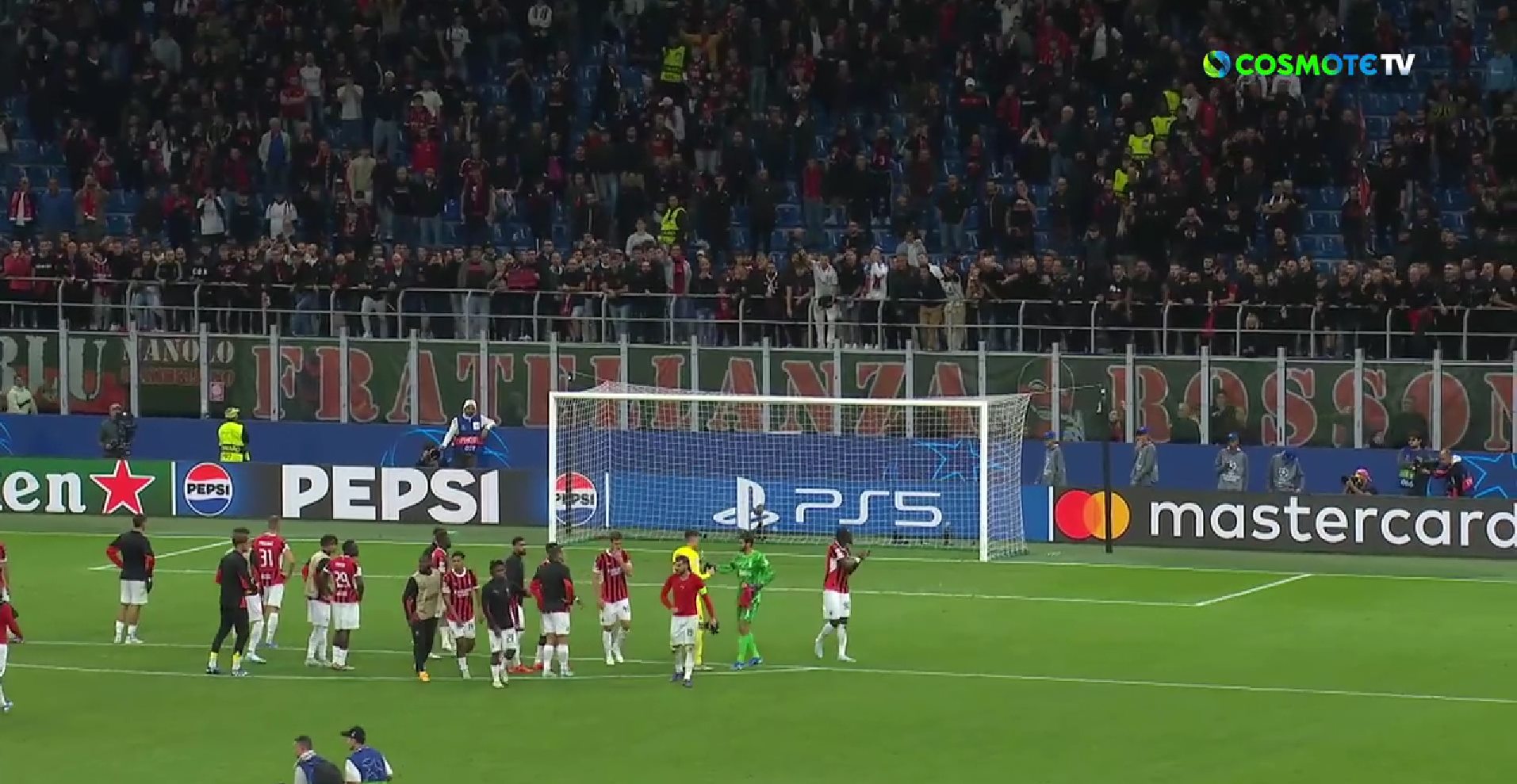 Εικόνα διάλυσης από τη Μίλαν: Εξαγριωμένοι οπαδοί της αποδοκίμαζαν τους παίκτες! (vid)