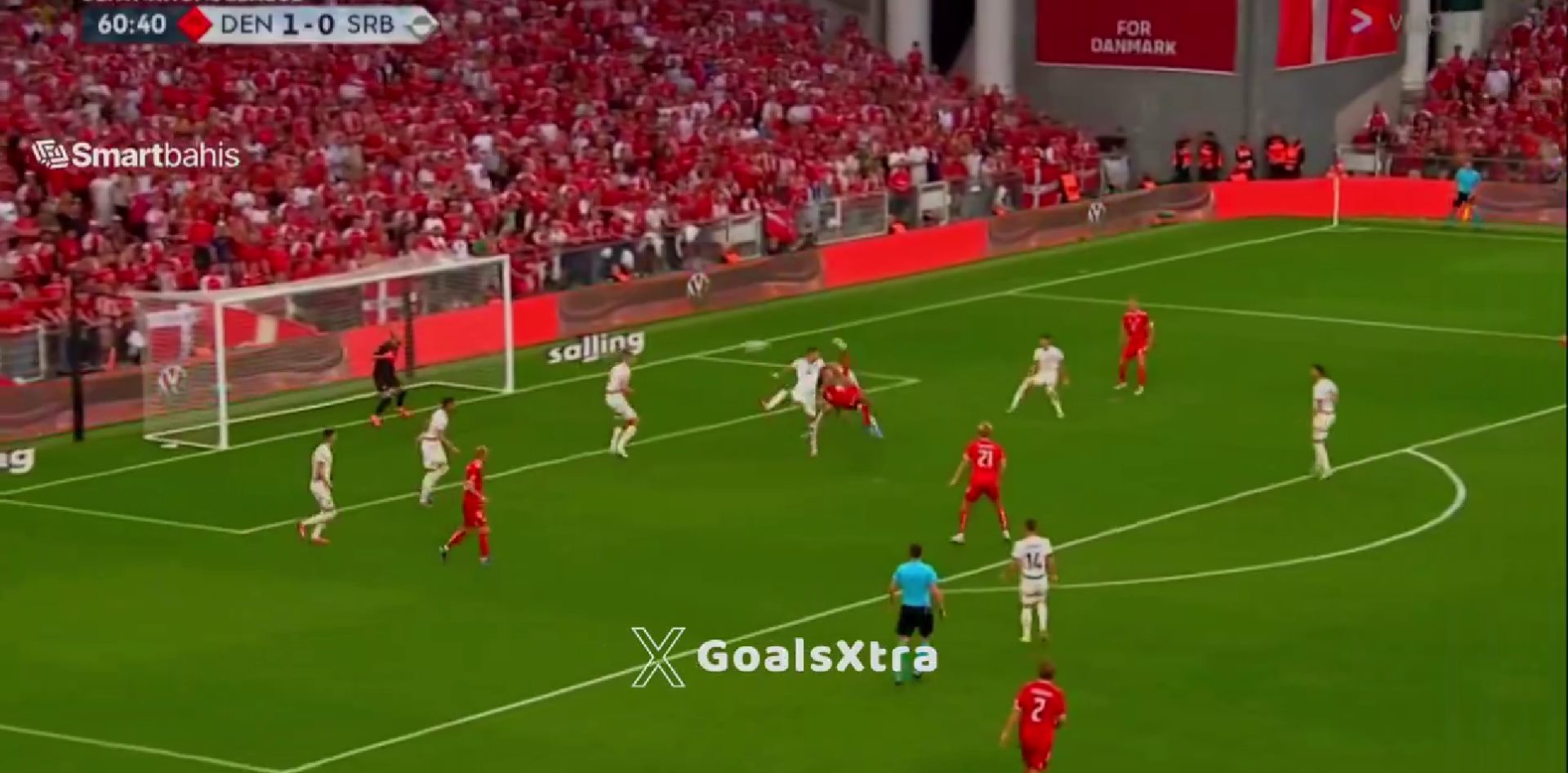 Τα ίσια… ανάποδα από παίκτη της Δανίας: Έβαλε μαγικό γκολ με «ψαλιδάκι» (vid)