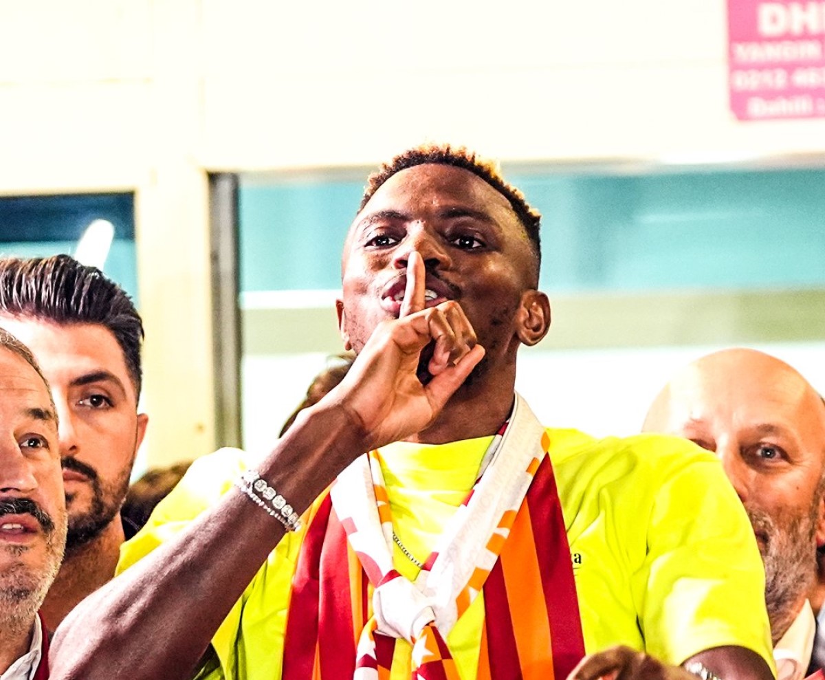 Ανατριχιαστική υποδοχή στον Όσιμεν – «Αρρώστησε» με τους οπαδούς της Γαλατά (pics+vid)