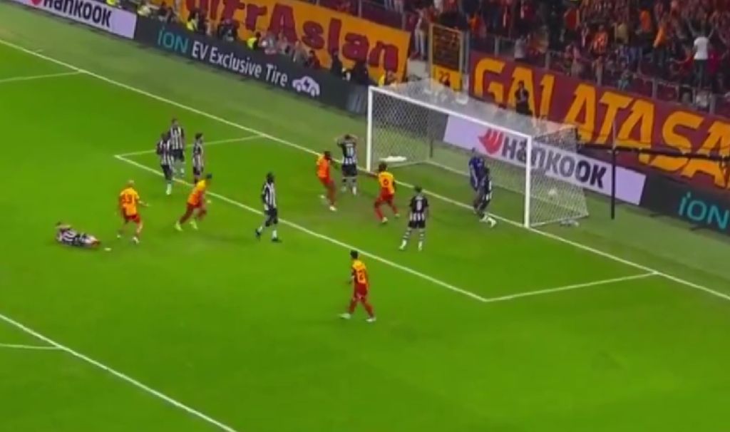 Γαλατασαράι – ΠΑΟΚ: Άτυχος ο Μπάμπα μετά την κεφαλιά του Όσιμεν, 1-0 οι Τούρκοι (vid)