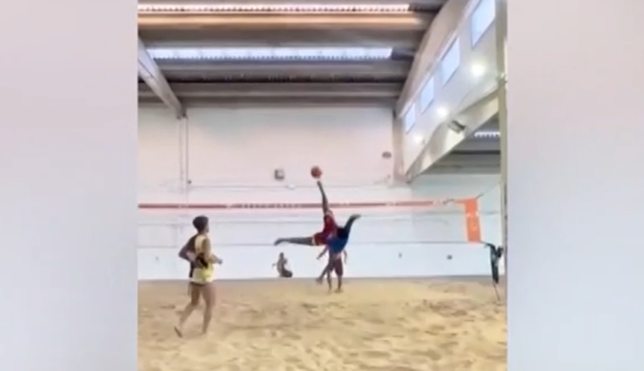 Απίθανα ζογκλερικά από τον 44χρονο Ροναλντίνιο σε ποδοβόλεϊ (vid)