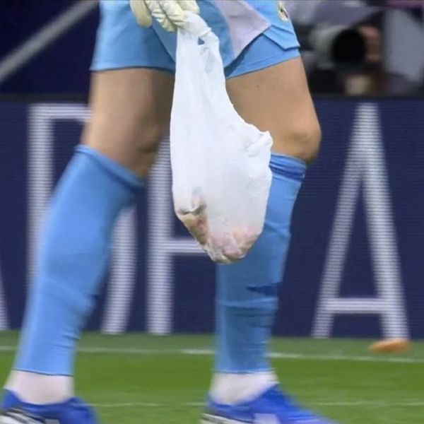 Ιδού η σακούλα που πέταξαν οι φίλοι της Ατλέτικο Μαδρίτης στον Τιμπό Κουρτουά στο μεταξύ τους ματς: