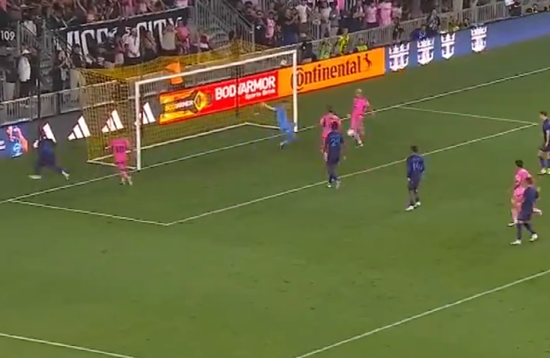 O πλατινέ Σουάρες έχασε το γκολ της χρονιάς (vid)